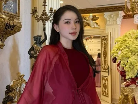 Hành động lạ của bà xã Phillip Nguyễn