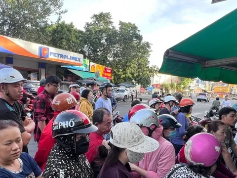 Xếp hàng mua gà luộc, vịt quay cúng ‘hóa vàng’ mùng 3 Tết