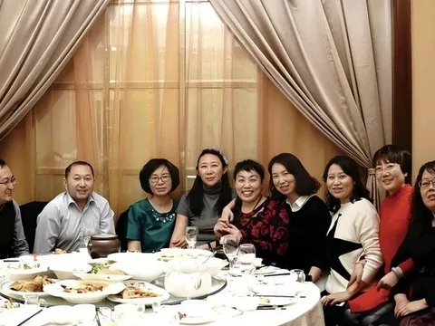 Họp lớp Tết, người giàu nhất hứa mời ăn nhưng lúc thanh toán lại đi mất, chúng tôi trả thay 50 triệu đồng: Về nhà nhận tin nhắn “điếng người”