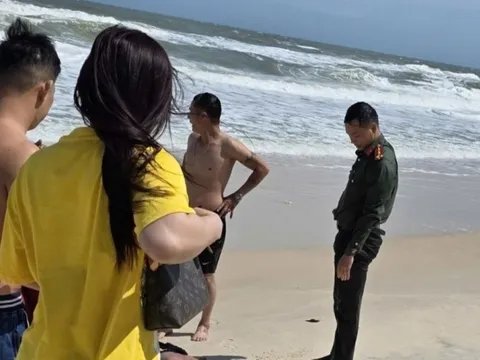 Đại úy Công an dũng cảm lao vào sóng dữ, cứu 2 cháu bé giữa biển động