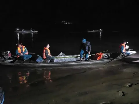 Vụ lật đò chở 7 người: Xuyên đêm tìm nạn nhân mất tích