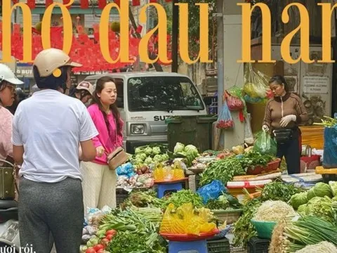 Đi chợ những ngày đầu tiên của năm: Không thiếu thứ gì, bún - phở - rau xanh đắt hàng
