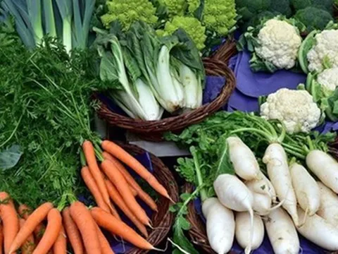 4 loại rau dễ "ngậm thuốc trừ sâu", chuyên gia dinh dưỡng mách nấu ăn làm thêm 1 việc để an tâm hơn