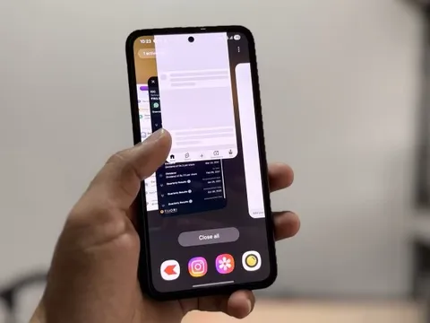 Mọi người nên bỏ thói quen "vuốt vuốt" kiểu này khi dùng điện thoại: Cứ nghĩ là hay nhưng "quê mùa" lắm