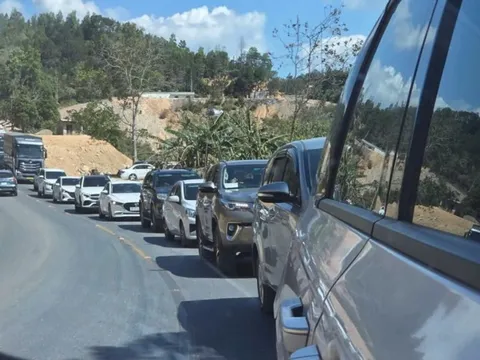 Kẹt xe kéo dài trên Quốc lộ 28B: Đoạn đường tạm thành “nút cổ chai”