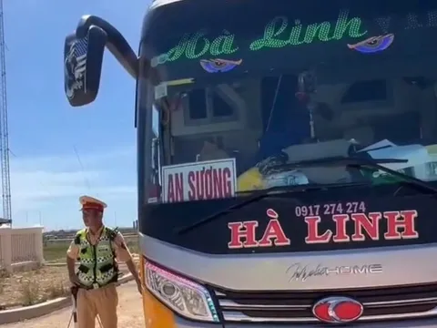 Tin nhắn của người dân giúp CSGT phát hiện xe giường nằm nhồi nhét người trên cao tốc