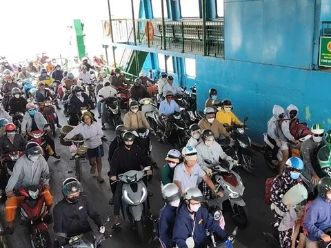 Dòng người cuồn cuộn qua phà Cát Lái chiều mùng 5 Tết, nhịp sống Tp.HCM sôi động trở lại