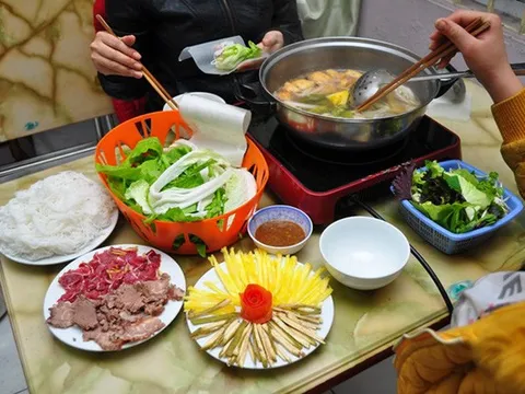 Bác sĩ Bệnh viện Bệnh Nhiệt đới Trung ương cảnh báo: Thói quen ăn lẩu dễ “rước bệnh”