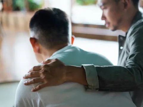 Chuyển 400 triệu đồng cho em trai cưới vợ, tôi nhận lại thông báo hoàn tiền và cuộc gọi lúc nửa đêm, quyết không về quê thêm lần nào