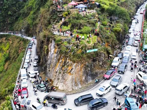 Du khách đổ lên Tuyên Quang, xe nối dài nhích từng mét chiều mùng 4 Tết