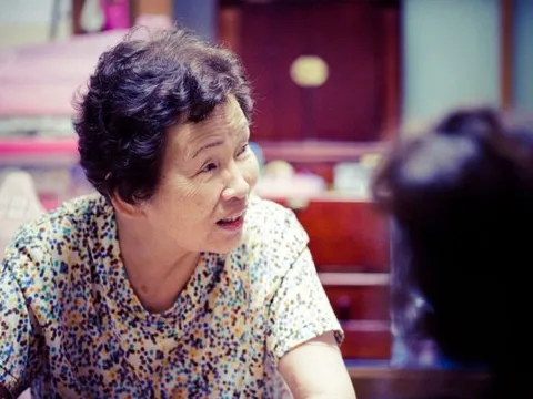 Tết về quê biếu bố mẹ chồng 26 triệu đồng sửa nhà, vừa bước vào phòng ngủ, con dâu lập tức đặt vé về lại thành phố