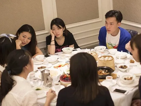 Đi họp lớp tưởng là màn khoe của, ai ngờ đứa nghèo như tôi vừa xuất hiện lại được cả lớp tung hô hết lời