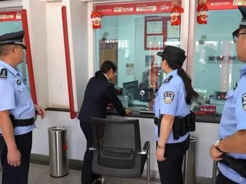 Thấy khách hàng mới mở tài khoản được 4 ngày đã nhận hơn 752 triệu đồng rồi rút ngay 225 triệu, nhân viên lập tức báo công an