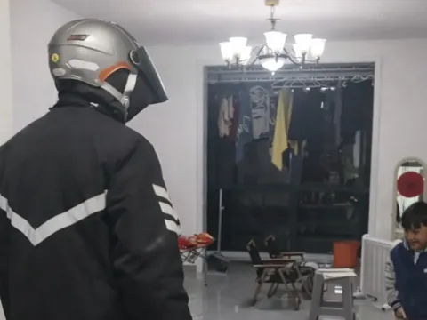 Đêm Giao thừa giao hàng đến 2 giờ sáng mới về, anh shipper gặp cảnh tượng rơi nước mắt khi vừa mở cửa nhà