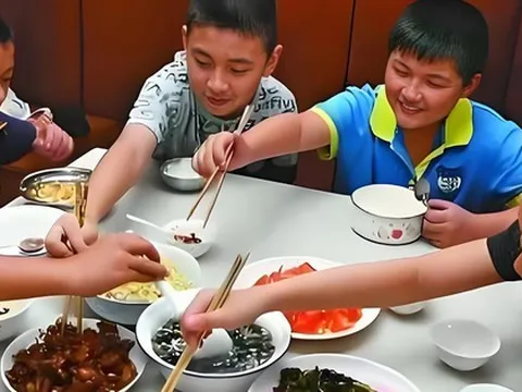 Một buổi liên hoan khiến tôi nhận ra gia đình không có quy tắc còn đáng sợ hơn cả nghèo đói