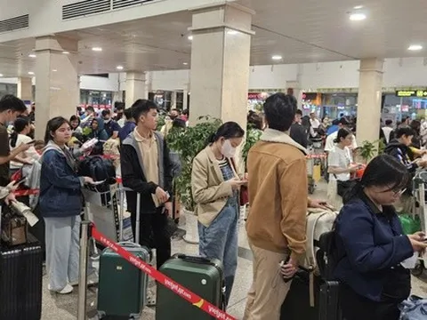 Người dân ùn ùn trở lại TPHCM, sân bay Tân Sơn Nhất đón khách kỷ lục