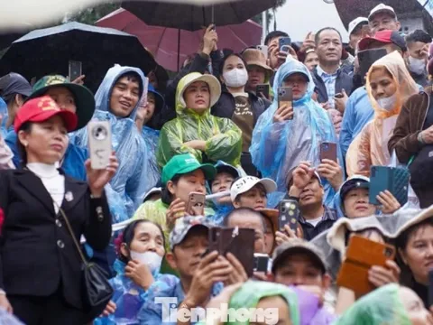 Biển người đội mưa khai hội chùa Hương