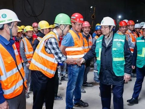 Thủ tướng kiểm tra hiện trường thi công tuyến đường sắt đô thị Nhổn - Ga Hà Nội