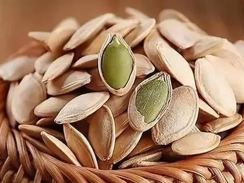Ăn hạt bí đỏ giúp bổ dưỡng, nhưng sau 60 tuổi cần nhớ 5 điều này để tránh rước bệnh vào người