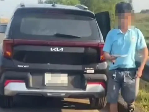 Tài xế dừng xe trên cao tốc ‘giải quyết nỗi buồn’ có thể bị phạt 13 triệu đồng