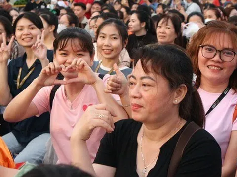 Choáng với "lộc" khai xuân: Nơi lì xì tiền trăm, nơi thưởng tới 16 tháng lương!