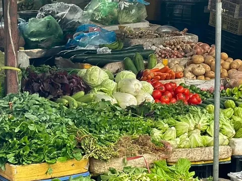 Hàng hóa 'rình rập' tăng giá sau Tết