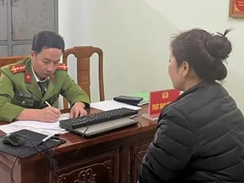 Đậu xe trên đường bất ngờ bị một người phụ nữ đến thu tiền bến bãi