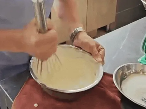 "Đại chiến" Tiramisu trên Threads: Tiệm bánh khoe "đánh kem bằng tay" chuẩn truyền thống, hội yêu bếp tràn vào bóc sự thật bẽ bàng