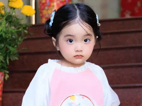 Đừng nhìn Lisa nhà Khánh Thi-Phan Hiển xinh yêu như búp bê mà nhầm, cô nhóc bị phạt vì bắt nạt anh trai đây này!