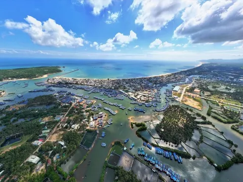 Cận cảnh cảng cá lớn nhất Gia Lai cần nạo vét khẩn cấp sau cơn lũ lịch sử