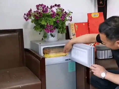 Phát hiện loạt cọc tiền, trang sức vàng trị giá gần 190 triệu đồng trong chiếc tủ lạnh