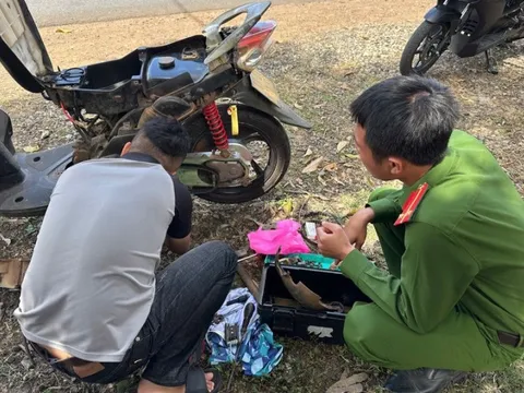 Giúp dân sửa xe giữa đường xuân, công an xã ở Gia Lai được cộng đồng khen ngợi
