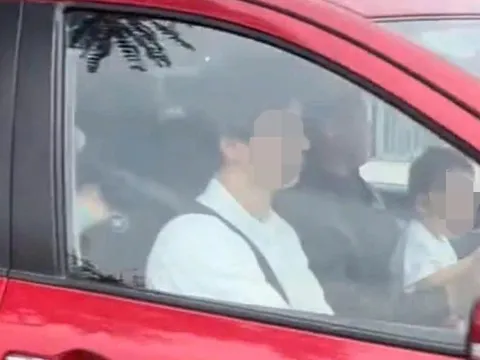 Xác minh clip người đàn ông vừa lái ô tô vừa ôm trẻ nhỏ trong lòng