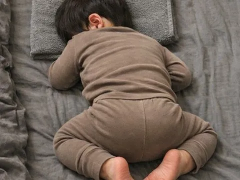 Trẻ ngủ gối và trẻ ngủ không kê gối sẽ có 3 điểm khác biệt khi lớn lên, bố mẹ cần lưu ý