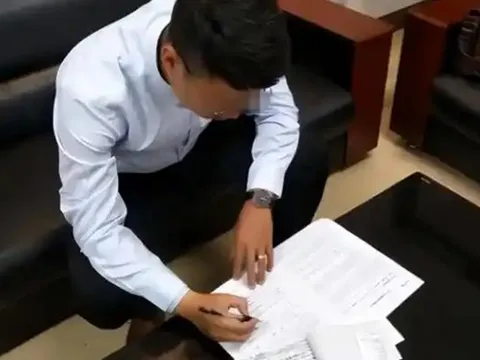 Bị sa thải sau 15 năm cống hiến, ngày nghỉ việc, tôi được sếp tặng 1 hộp quà: Về đến nhà mở ra mà sững sờ với thứ bên trong