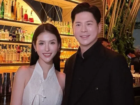 Tình cũ Trấn Thành U40 nhưng nhan sắc vẫn quá đỉnh, nhìn sang ông xã Việt kiều còn bất ngờ hơn