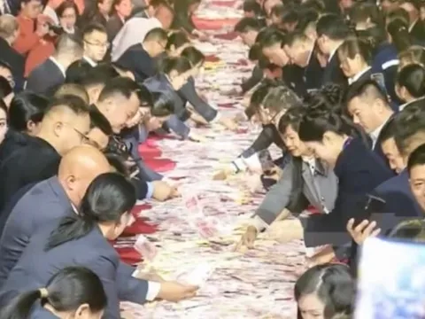 Công ty cho 7.000 nhân viên đếm tiền mỏi tay, sếp tuyên bố: “Đếm được bao nhiêu cầm về hết”