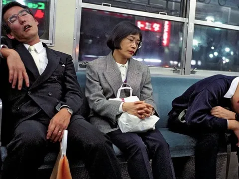 Vì sao người Nhật Bản ngủ gật khắp nơi?