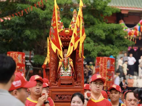 "Biển người" dự lễ rước Cộ Bà Thiên Hậu lớn nhất Đông Nam Bộ