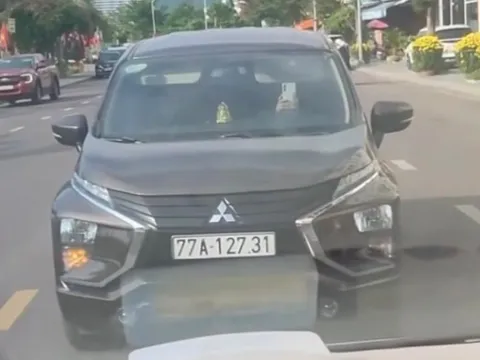 Clip ô tô ngang nhiên dừng án ngữ làn ngược chiều giữa phố biển Quy Nhơn gây bức xúc