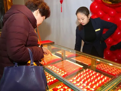 Thấy cụ ông bế cháu nhỏ, cầm gần 1 tỷ đồng mua vàng không hỏi giá, nhân viên trì hoãn giao dịch: Cảnh sát lập tức có mặt điều tra