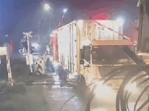 Camera ghi lại khoảnh khắc kinh hoàng trong vụ tai nạn tàu hỏa tối mùng 9 Tết ở Hà Nội