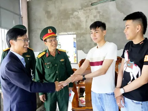 Những cặp anh em song sinh tình nguyện nhập ngũ