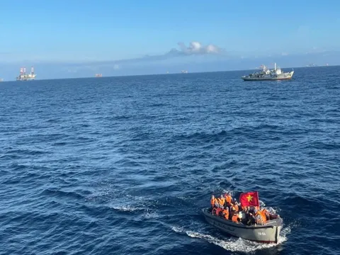 Những lá phiếu bầu cử đầu tiên giữa trùng khơi