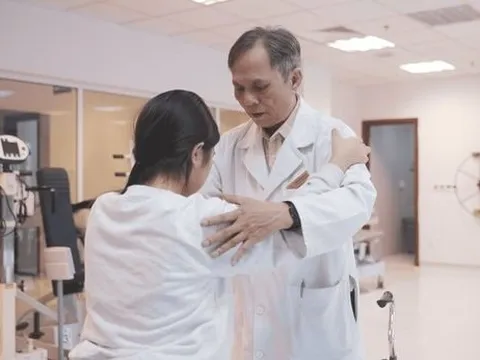 Bác sĩ tiết lộ hành trình “hồi sinh” đôi chân cho bé gái liệt hoàn toàn: “Những video ghi lại cử động tiến bộ của cháu là món quà vô giá với chúng tôi”
