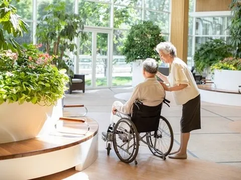 Nữ MC đình đám cùng cả gia đình chuyển vào viện dưỡng lão, mẹ chồng cũng đến sống chung: Lý do phía sau khiến nhiều người suy ngẫm