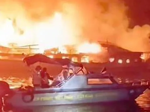 Cháy tàu du lịch chở 30 khách và 11 thuyền viên trên Vịnh Hạ Long