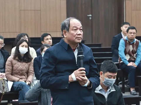 Ông Mai Tiến Dũng giới thiệu doanh nghiệp cho cựu Bộ trưởng Nguyễn Thị Kim Tiến