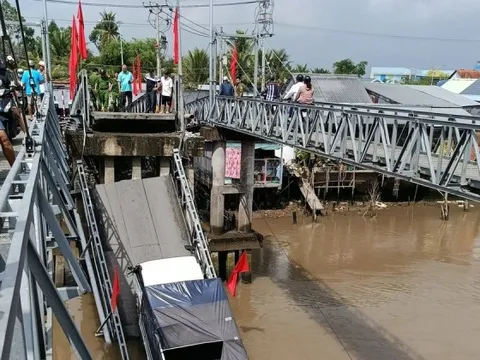 Sập cầu ở Cần Thơ, xe chở gạo rơi xuống sông