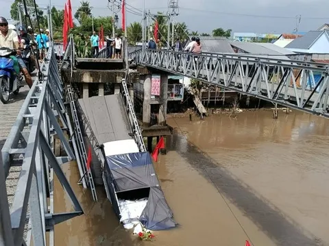 Sập cầu 30-4 ở Cần Thơ, xe tải chở gạo rơi xuống sông, tài xế may mắn thoát nạn